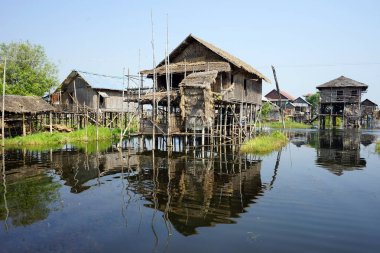 Ahşap evler ve su