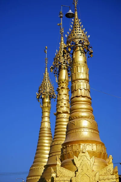 Gyllene stupas och blå himmel — Stockfoto