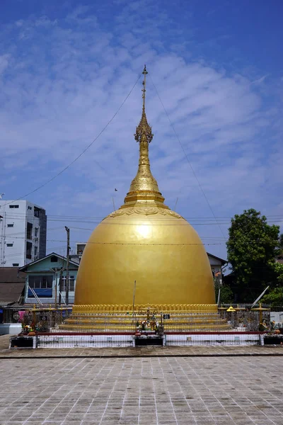 Grande estupa dourada — Fotografia de Stock