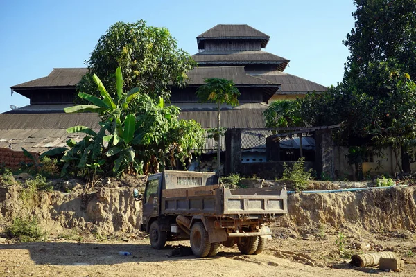 Caminhão sujo em Myanmar — Fotografia de Stock