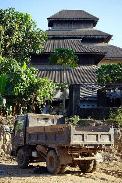 Vuile vrachtwagen in Myanmar — Stockfoto