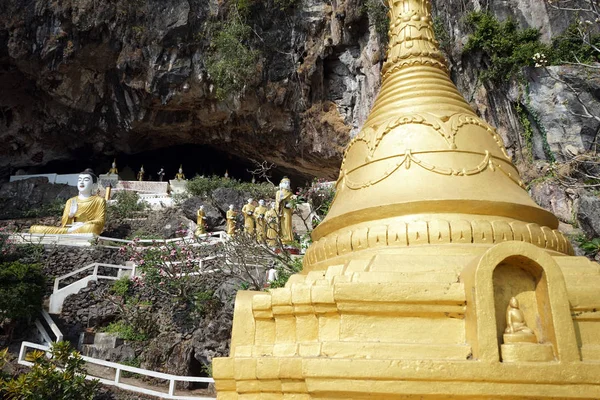 Stupa e buddhas — Fotografia de Stock