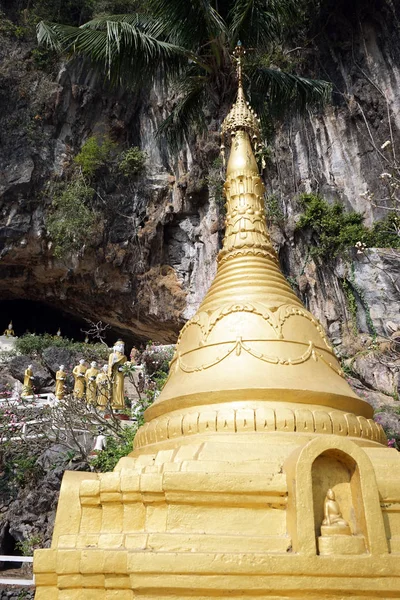 Stupa and Buddhas — Stock Photo, Image