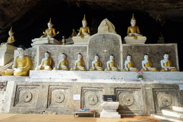 Buda en cueva — Foto de Stock