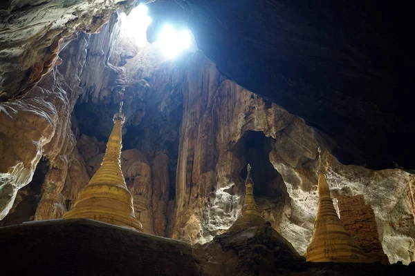 Mağarada stupa — Stok fotoğraf