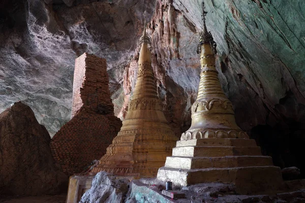 Stupa w jaskini — Zdjęcie stockowe