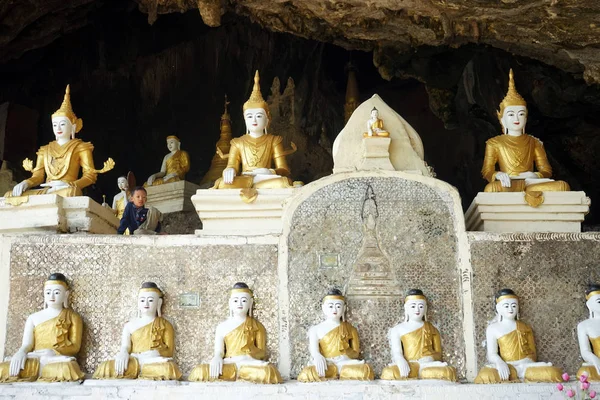 Buddhas and boy — Stock Photo, Image