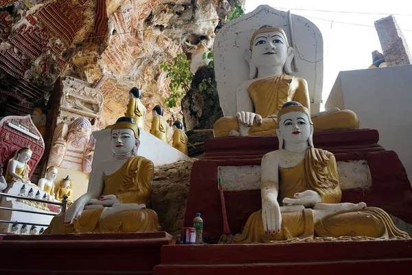 Buddha in grotta — Foto Stock