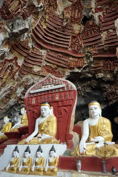 Bouddhas dans la grotte — Photo