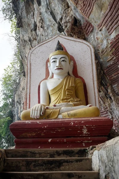 Buda sentado em Mianmar — Fotografia de Stock
