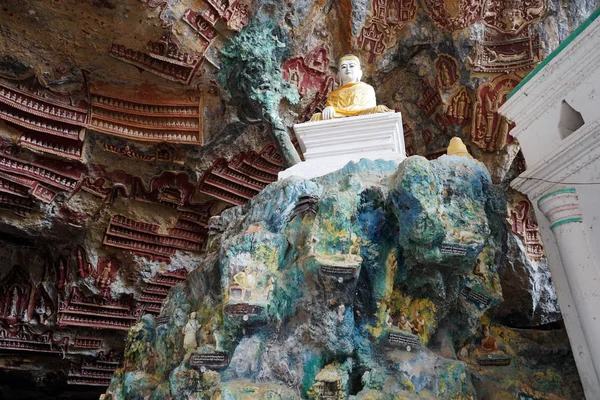 Buddhas in der Höhle — Stockfoto