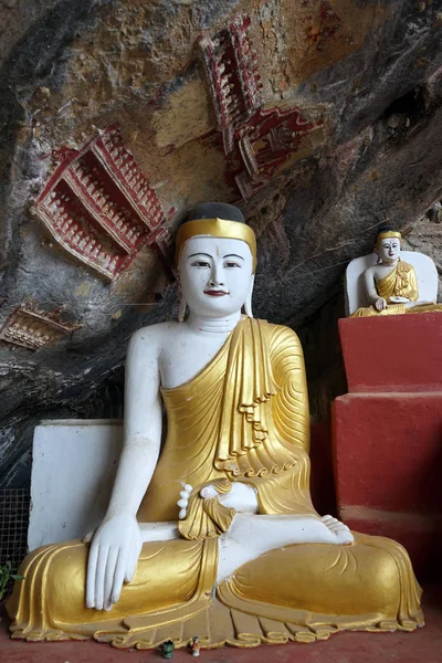 Buddhas in cave — Stock Photo, Image