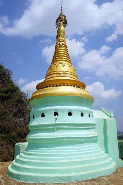 Stupa auf dem Felsen — Stockfoto