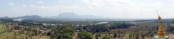 Río y estupa — Foto de Stock