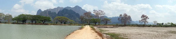 Lagoa e barragem — Fotografia de Stock