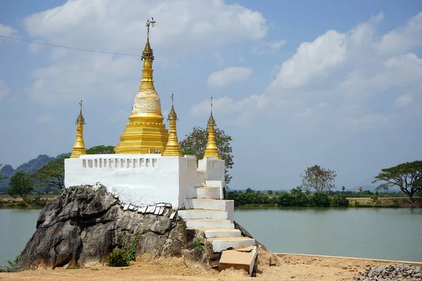 Pagode Kyaukkalat au Myanmar — Photo