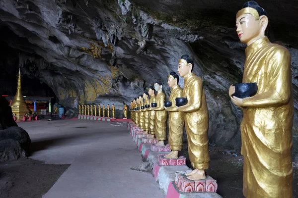 Buddhas on the wall — Stock Photo, Image