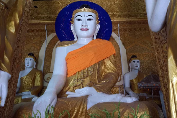 Buddhas on altar — Stock Photo, Image