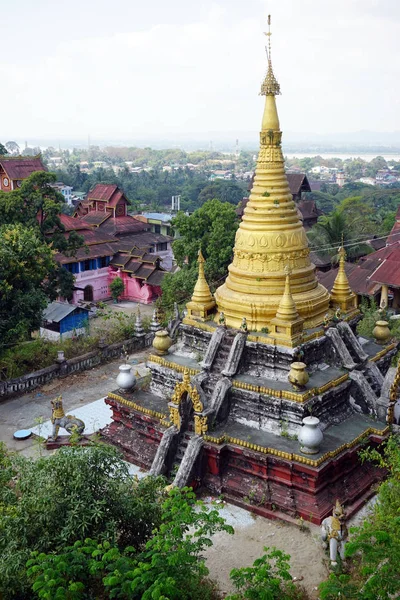 Stupa perto de pagode — Fotografia de Stock
