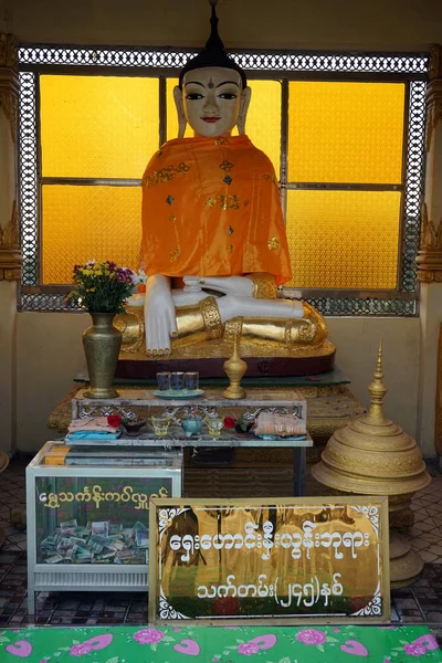 Buda en la pagoda — Foto de Stock