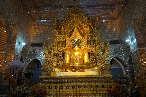 Buddha and altar — Stock Photo, Image