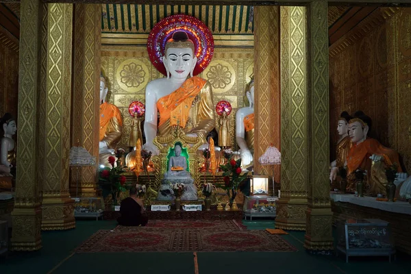 Buddha in the pagoda — Stock Photo, Image