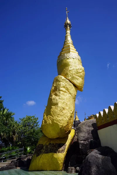 Zlatá skála v myanmaru — Stock fotografie