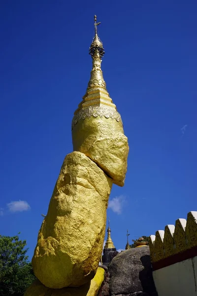 Pedra dourada em Mianmar — Fotografia de Stock