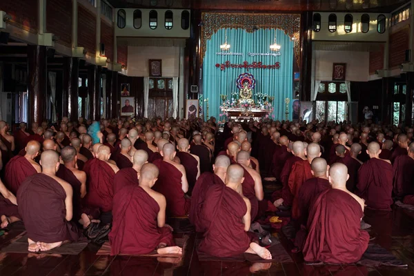 Mnichów w klasztorze — Zdjęcie stockowe