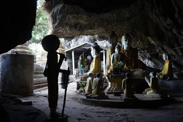 Budda w jaskini — Zdjęcie stockowe