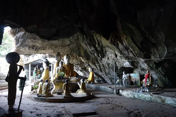 Buddhas in cave — Stock Photo, Image