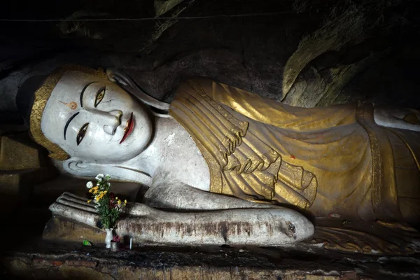 Buddha in cave — Stock Photo, Image