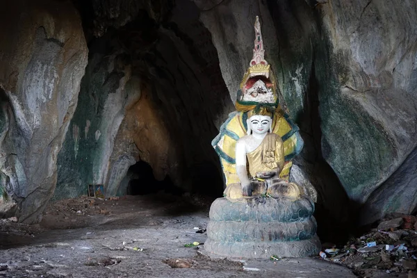 Buddha i grotta — Stockfoto