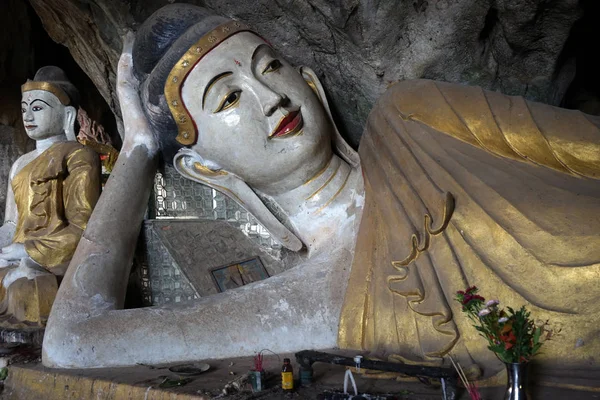 Buddhas in cave — Stock Photo, Image