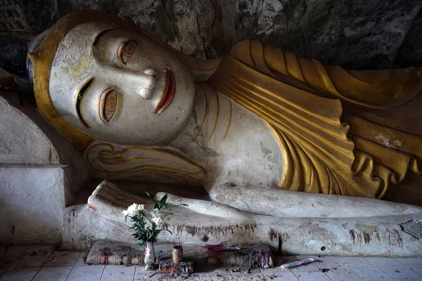 Будда во сне в Мьянме — стоковое фото