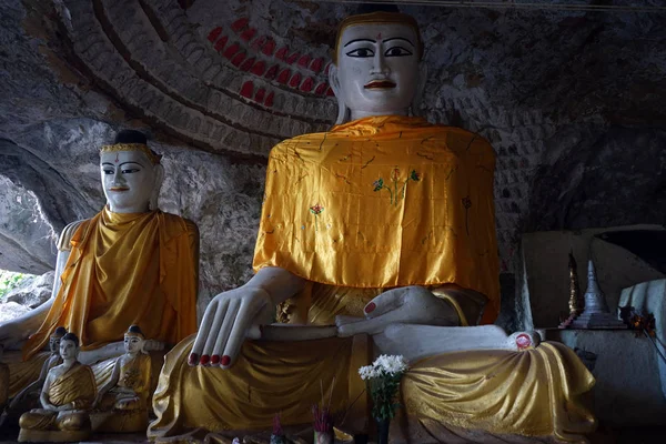 Buddha i grotta — Stockfoto