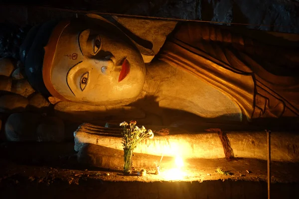 Buddha na caverna — Fotografia de Stock