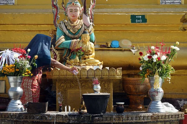 Woman near pagoda — Stock Photo, Image