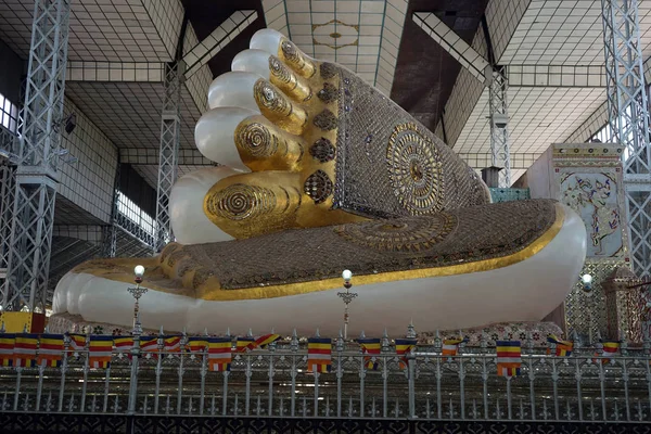 Bouddha Shwethalyaung à Bago — Photo