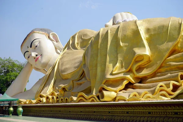 Mya Tha Lyaung Buda reclinado — Foto de Stock