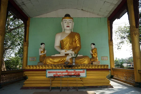 Bouddhas dans la pagode Mahazedi — Photo