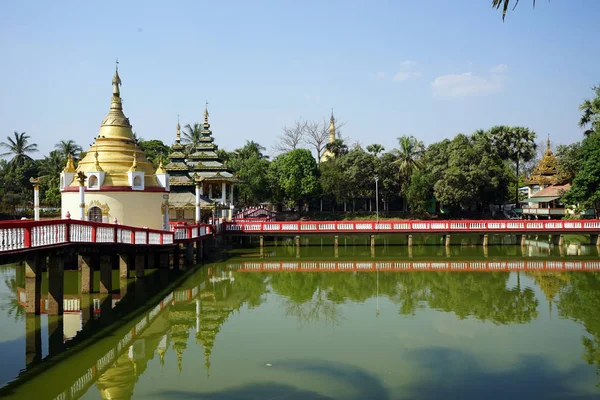 Vijver en tempel — Stockfoto