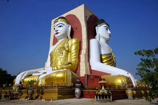 Big buddhas in Bago — Stock Photo, Image