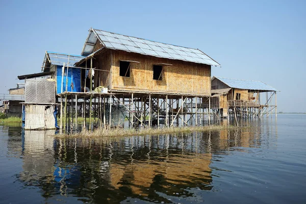 Trähus med reflektioner — Stockfoto