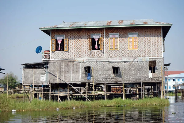 Casa de madera en Myanmar — Foto de Stock