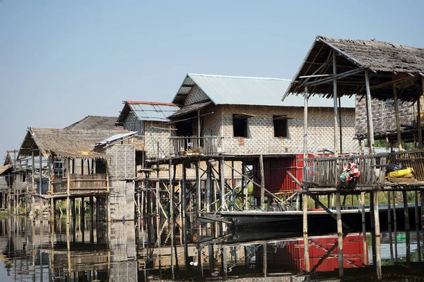 Casas de madera en Myanmar — Foto de Stock