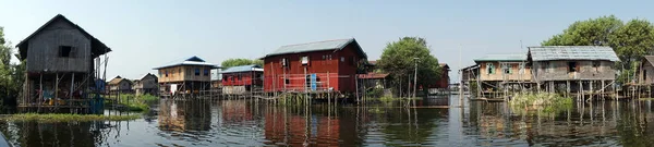 Houten huizen en water — Stockfoto