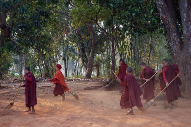 Bahçede genç rahipler temiz