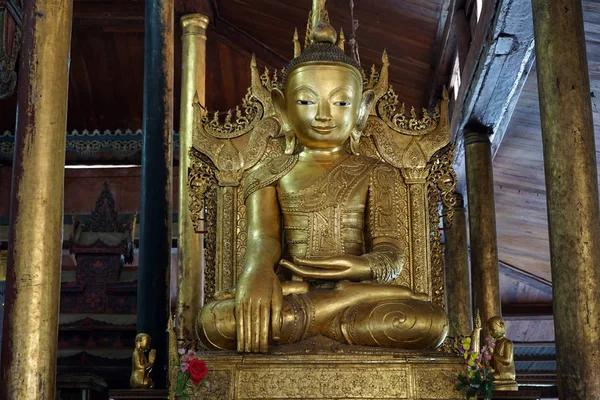 Buddha im Kloster — Stockfoto