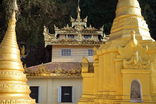Golden Buddhas in Myanmar — Stock Photo, Image